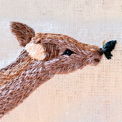 刺繍額縁「小鹿と初夏」 3枚目の画像