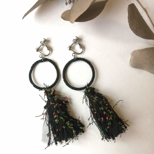 刺繍フープ×タッセルピアス/イヤリング(金具変更可)ネオンブラック 