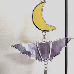 月と紫のコウモリのサンキャッチャーA 1枚目の画像