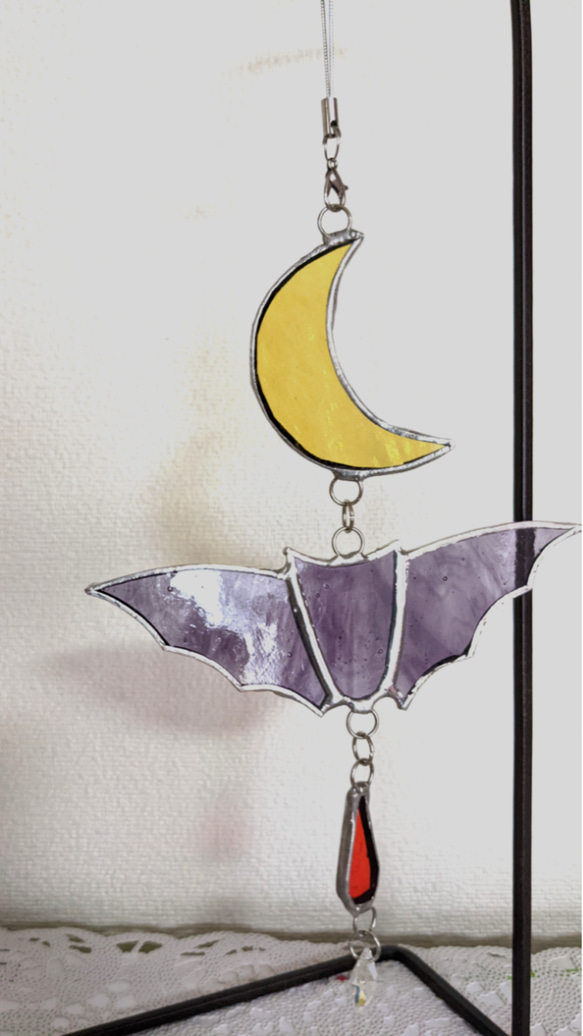 月と紫のコウモリのサンキャッチャーA 1枚目の画像
