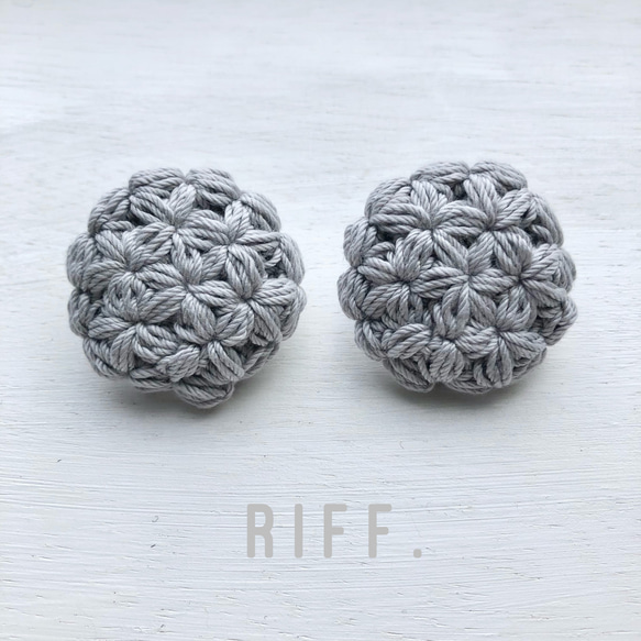 ＲＩＦＦ. ＿ リフ編みピアス・イヤリング(gray) 1枚目の画像