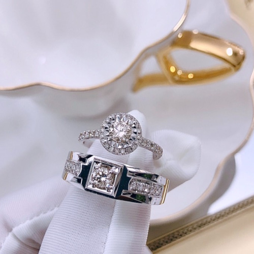 重い設計の大きいカラットのダイヤモンドリング18kゴールドの結婚指輪2