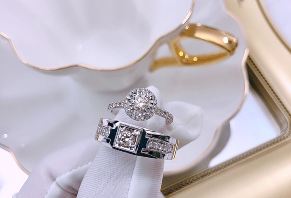 重い設計の大きいカラットのダイヤモンドリング18kゴールドの結婚指輪2本価格ダイヤモンドの輝きを際立たせ、クラシック 3枚目の画像