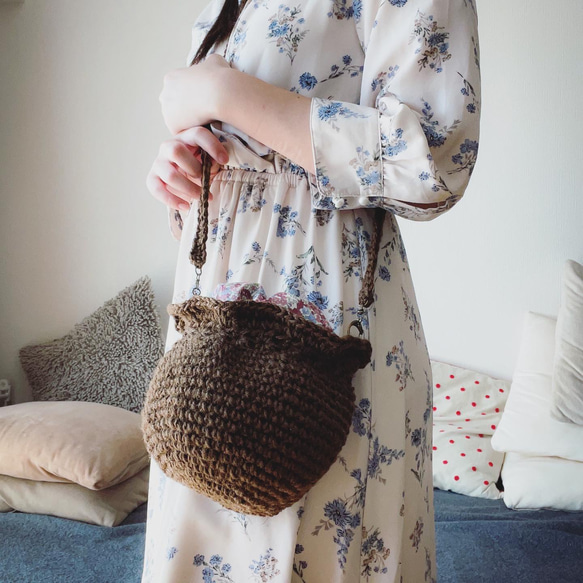 小花柄の巾着袋付　麻紐で編んだころんと可愛い茶色のポシェット 2枚目の画像