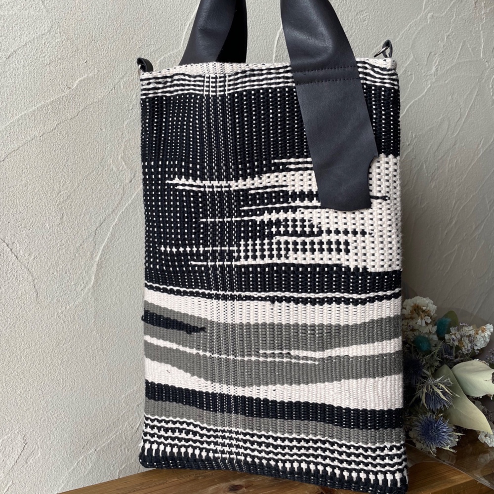 《縦長トートバッグ》《さをり織り》手織り生地×レザーのおしゃれなトートバッグです。Ａ４サイズの書類も入ります。