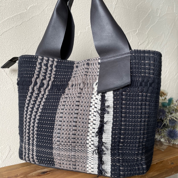 《かご型トートバッグ》さをり織り  手織り生地で使ったおしゃれなトートバッグです。持ち手と底はレザーを使っています。 1枚目の画像