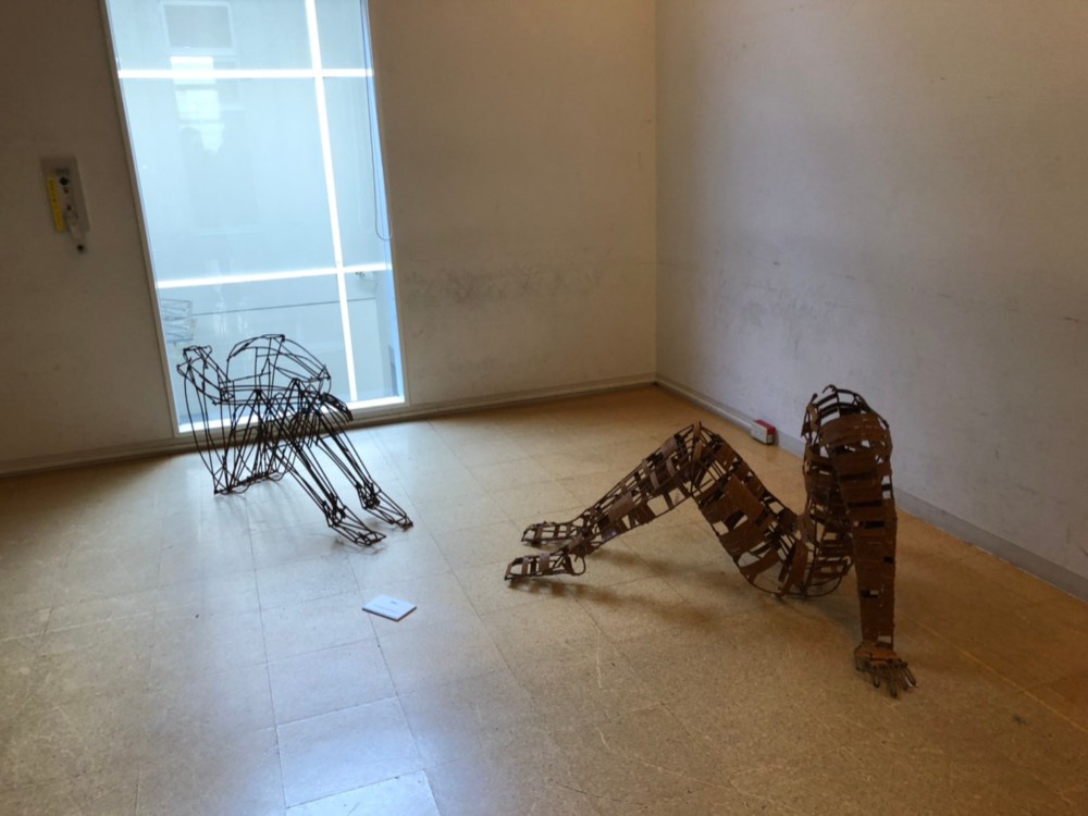 向かい合う鉄人間