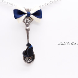 黒猫の銀スプーンネックレス　シルバー　リボン　青　 1枚目の画像