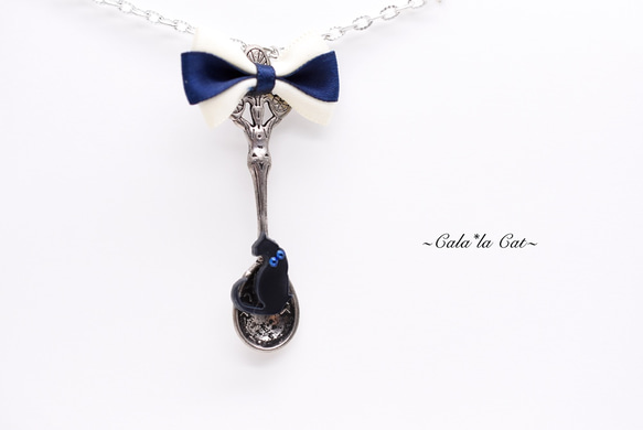 黒猫の銀スプーンネックレス　シルバー　リボン　青　 1枚目の画像