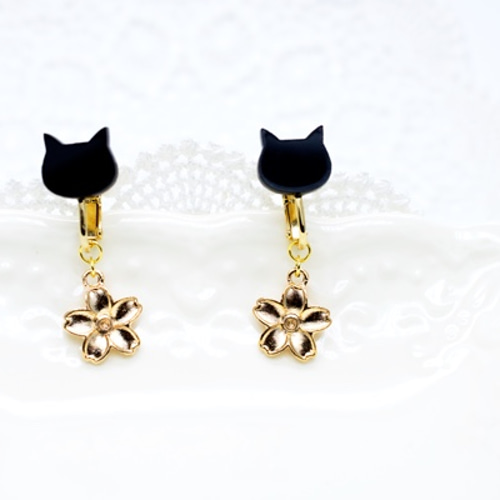 黒猫顔の春らしい桜イヤリング イヤリング・ノンホールピアス Cala*la  