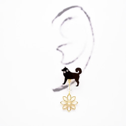 スワロフスキーとゴールドフラワーの柴犬2wayピアス /1way イヤリング　金属アレルギー対応( 樹脂　14kgf) 3枚目の画像