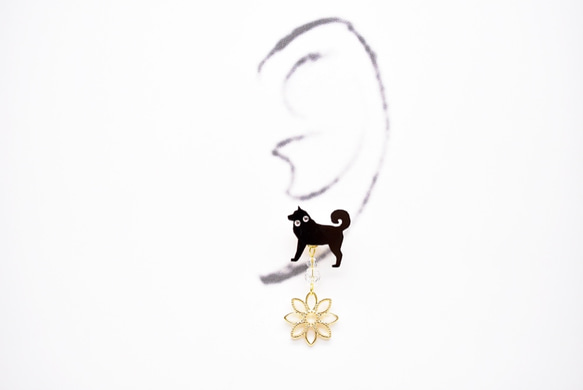 スワロフスキーとゴールドフラワーの柴犬2wayピアス /1way イヤリング　金属アレルギー対応( 樹脂　14kgf) 3枚目の画像