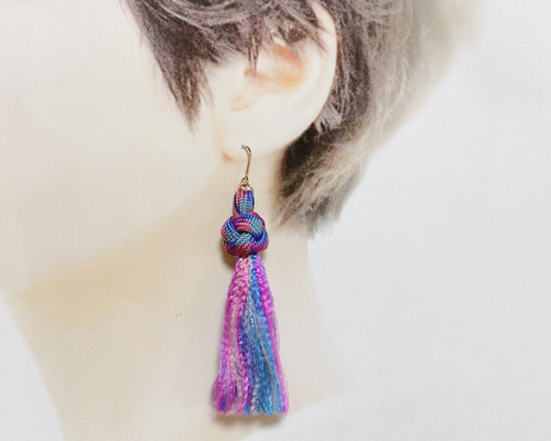 Exhibition シンプル＆エレガント パロットモチーフ タッセルピアス チェコビーズ✕タッセルピアス | momo