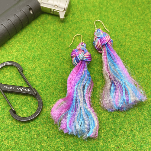 colorful】パラコードタッセルピアス/ピンク ピアス（フック・チェーン
