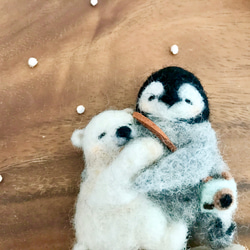 皇帝ペンギンさんと白くまさん　羊毛ブローチ 5枚目の画像
