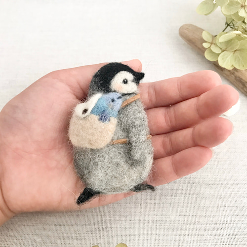 皇帝ペンギンさんと魚さん 羊毛ブローチ ブローチ Paruku 通販