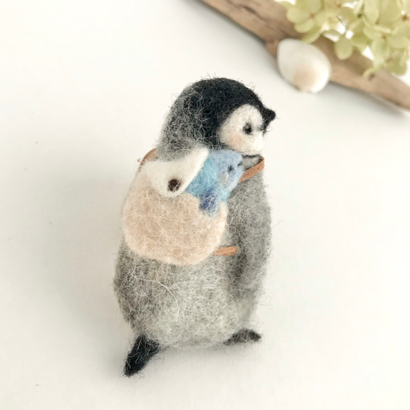 皇帝ペンギンさんと魚さん　羊毛ブローチ 6枚目の画像