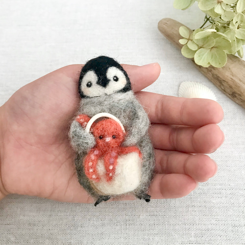皇帝ペンギンさんとタコさん 羊毛ブローチ ブローチ Paruku 通販