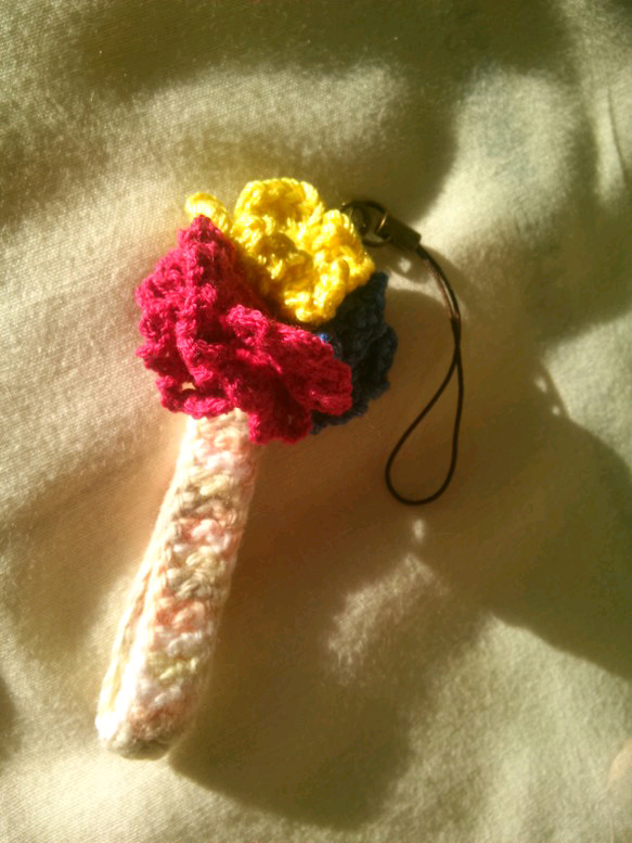 お花モチーフの毛糸ストラップ 1枚目の画像