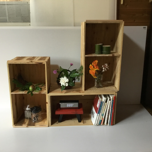 りんご箱。棚付き。少し大きめサイズ。A4ファイルが入ります。3 りんご箱。棚付き。少し大きめサイズ。A4ファイルが入ります。3