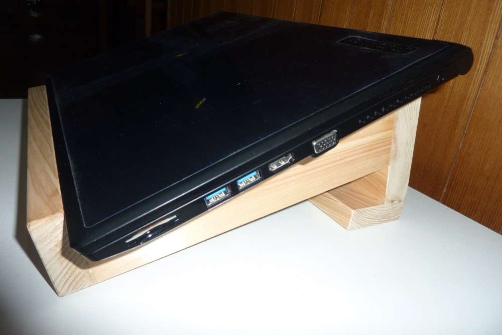 ノートパソコン傾斜台　桧無垢材手カンナ仕上げ、桧のにおいがします。