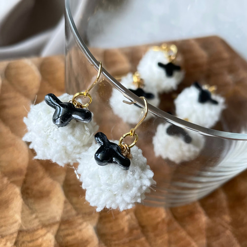 ふわふわボールのひつじ＊ピアス/イヤリング ピアス（フック・チェーン
