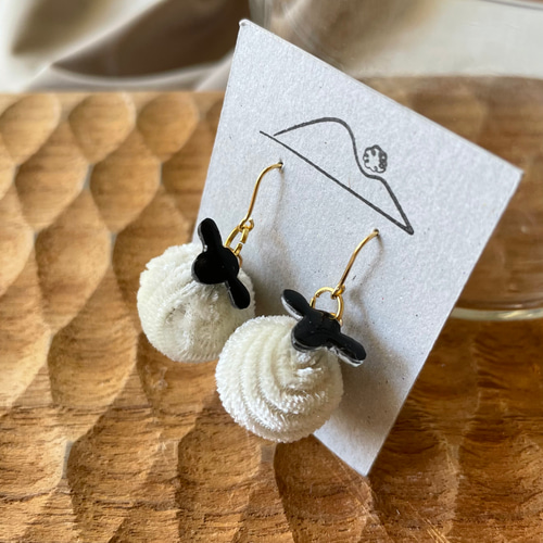 ふわふわボールのひつじ＊ピアス/イヤリング ピアス（フック・チェーン