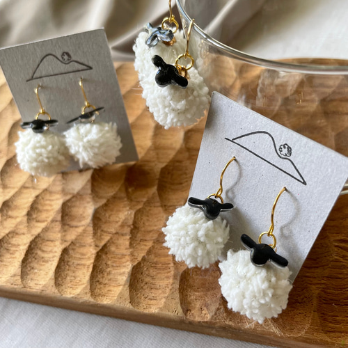 ふわふわボールのひつじ＊ピアス/イヤリング ピアス（フック・チェーン