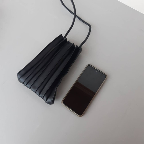 BISOU 大人気商品！】プリーツスマホショルダー／スマホ収納