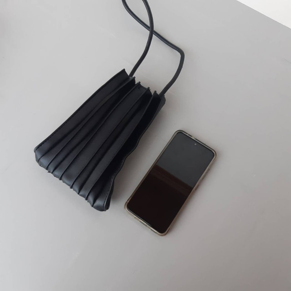 【BISOU 大人気商品！】プリーツスマホショルダー／スマホ収納 コンパクト カジュアル お洒落 収納 旅行アイテム 7枚目の画像