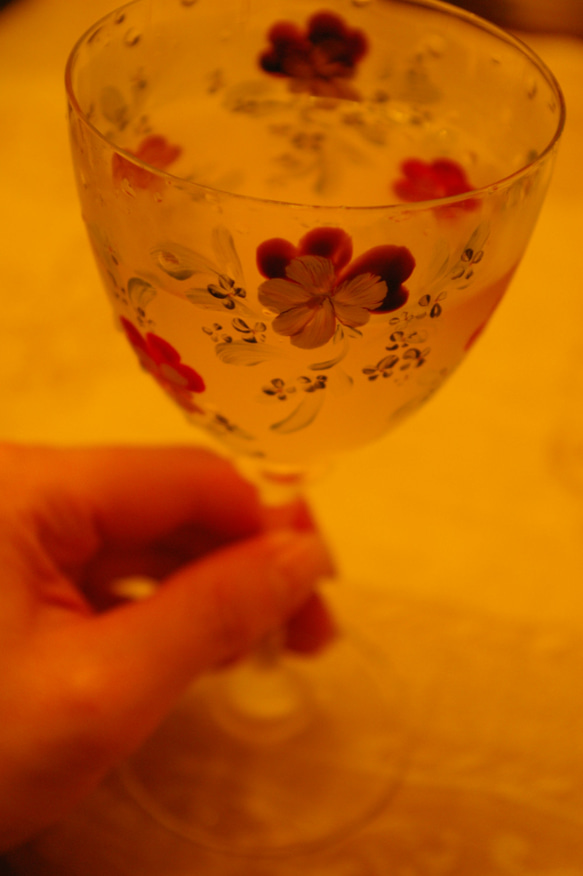 オーストリア製 クリスタルグラス　ヴィオラのお花　ワイングラス　シャンパングラス 2枚目の画像