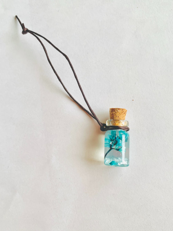 小さな青い花のガラスボトル　キーホルダー 3枚目の画像