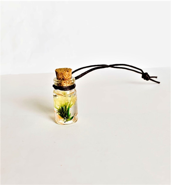 小さな黄色い花のガラスボトル　キーホルダー 5枚目の画像