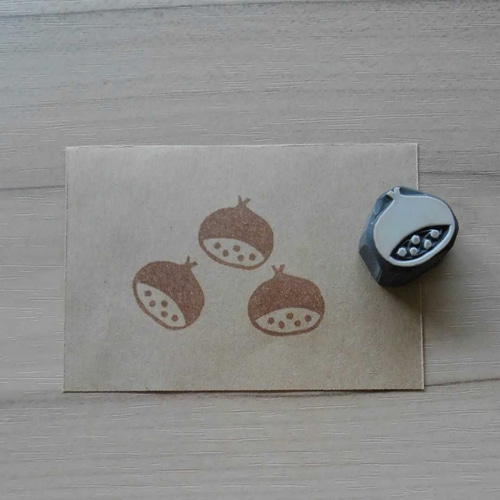 秋の味覚栗の消しゴムはんこ(一体型) はんこ・スタンプ のんびり屋 通販|Creema(クリーマ) 12417009 秋の味覚栗の消しゴムはんこ(一体型) はんこ・スタンプ のんびり屋 通販|Creema(クリーマ) 12417009