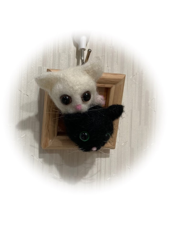 うちのコ　愛猫　羊毛フェルト猫　額の猫ちゃん　ハンドメイドねこ　仲良し白猫黒猫　　chimaねこ 2枚目の画像