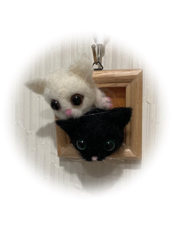 うちのコ　愛猫　羊毛フェルト猫　額の猫ちゃん　ハンドメイドねこ　仲良し白猫黒猫　　chimaねこ 3枚目の画像