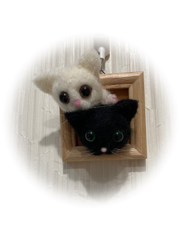 うちのコ　愛猫　羊毛フェルト猫　額の猫ちゃん　ハンドメイドねこ　仲良し白猫黒猫　　chimaねこ 4枚目の画像