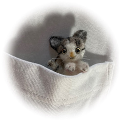 うちのコ　愛猫　羊毛フェルトねこミニブローチ　キジトラ白　ハンドメイドねこブローチ　chimaねこ　ぬいぐるみねこ 1枚目の画像