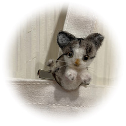 うちのコ　愛猫　羊毛フェルトねこミニブローチ　キジトラ白　ハンドメイドねこブローチ　chimaねこ　ぬいぐるみねこ 2枚目の画像
