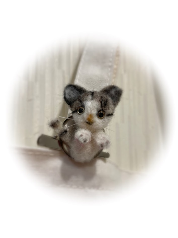 うちのコ　愛猫　羊毛フェルトねこミニブローチ　キジトラ白　ハンドメイドねこブローチ　chimaねこ　ぬいぐるみねこ 5枚目の画像