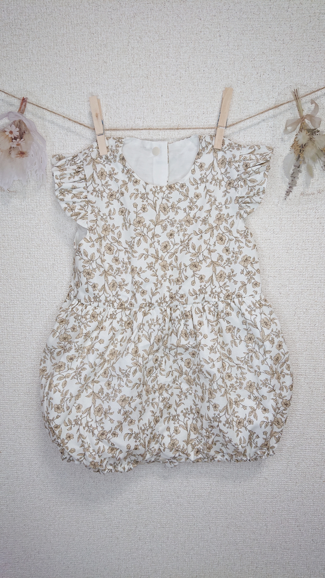 袖フリル花柄ロンパース