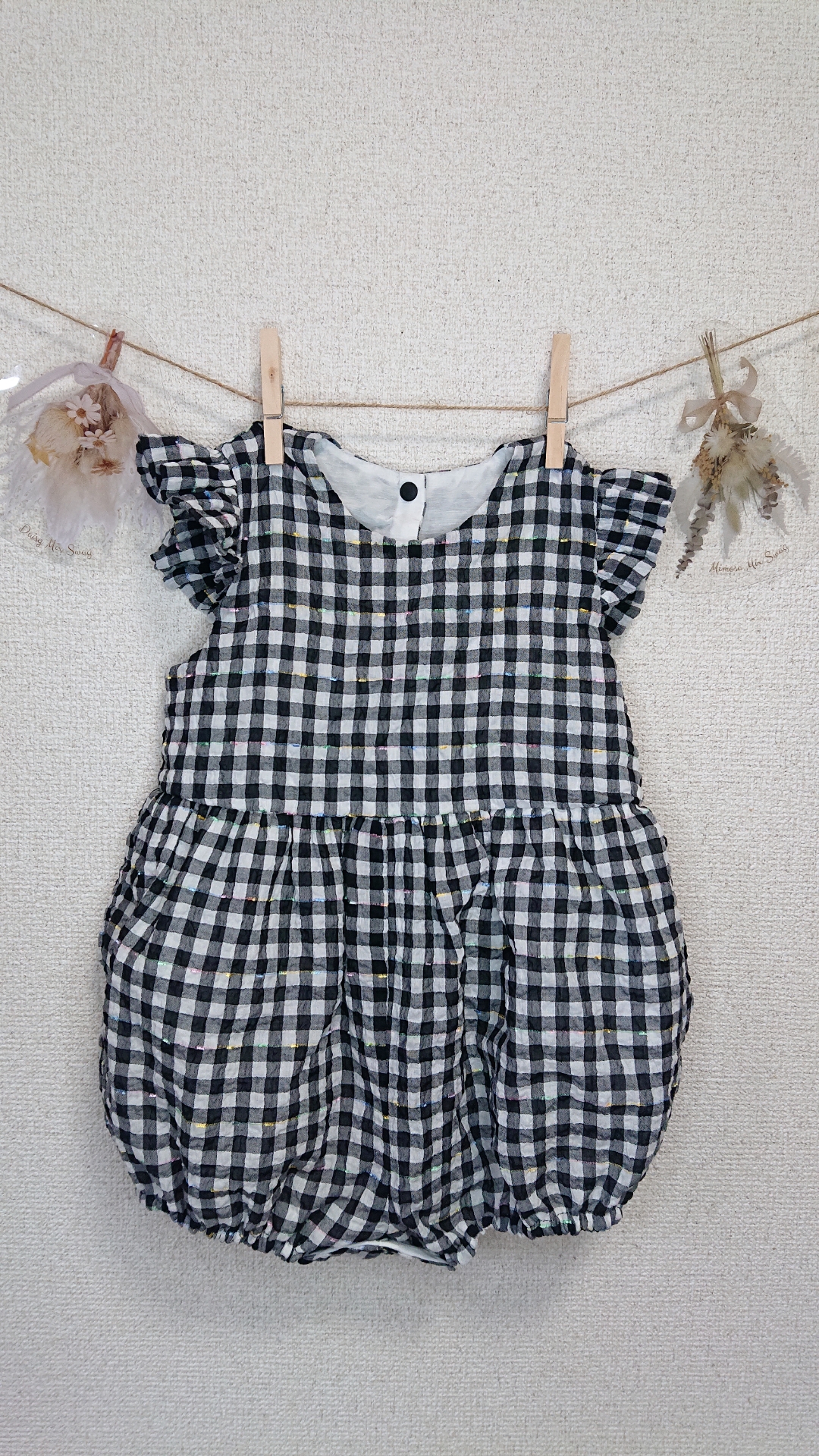 袖フリルチェックロンパース(ブラック)