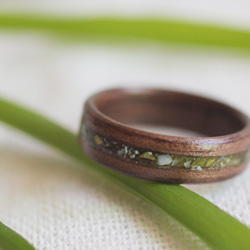 「春色木の葉を入れた」ウォルナット木の指輪(ウッドリング) - 刻印可能 2枚目の画像