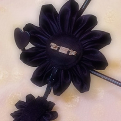 布花のブローチ －くるみボタンの飾り－ 5枚目の画像