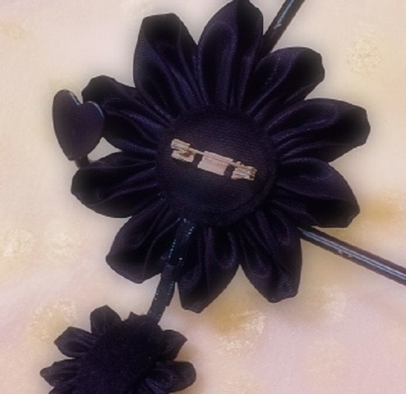 布花のブローチ －くるみボタンの飾り－ 5枚目の画像