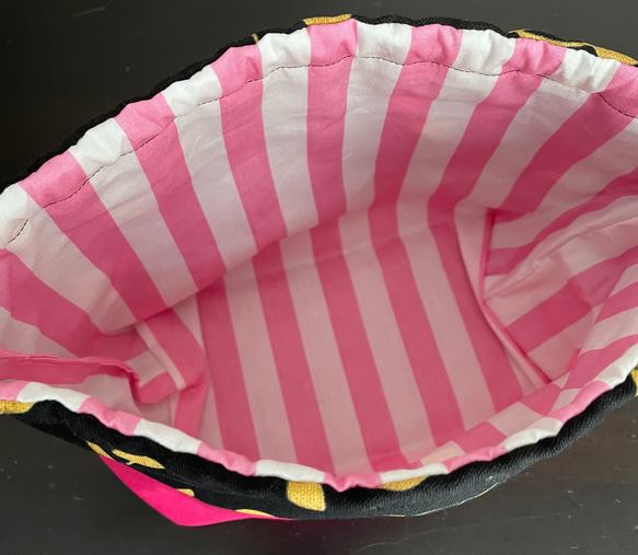 裏地付きマチあり巾着袋/お弁当袋/給食袋  チェリー(ブラック)×ピンク (ピンクストライプ) 3枚目の画像