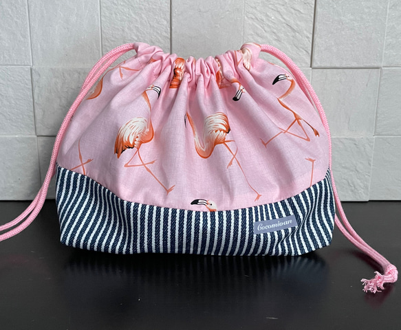 裏地付きマチあり巾着袋/お弁当袋/給食袋  フラミンゴ(ピンク)×ヒッコリー(ネイビードット) 1枚目の画像