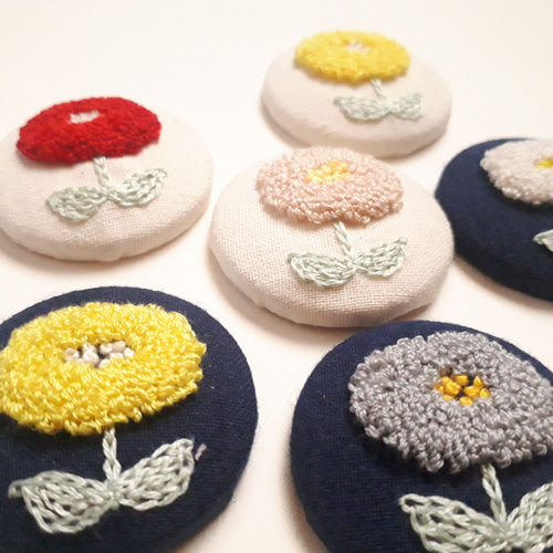 ふわもこお花のブローチ アイボリー ブローチ legame 通販｜Creema  