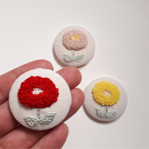 ふわもこお花のブローチ アイボリー ブローチ legame 通販｜Creema  