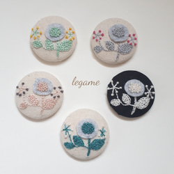 フェルト お花 の 刺繍ブローチ 1枚目の画像